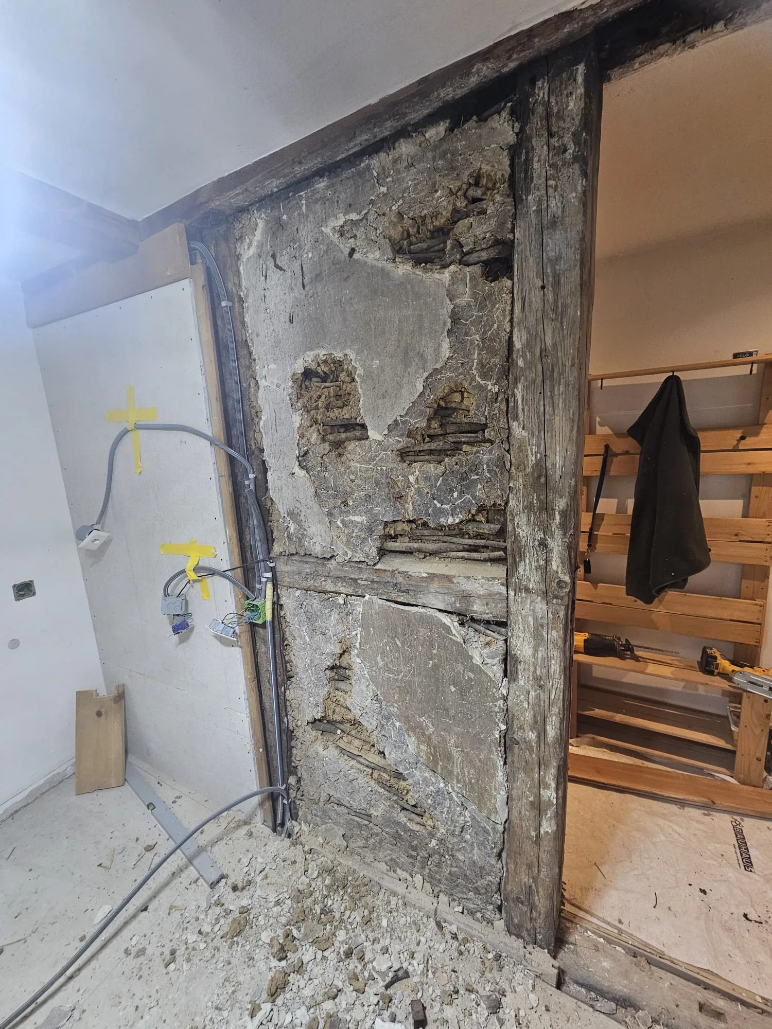 Badezimmer mit historischem Sichtmauerwerk in Aargau — Probst-Bau Projekt (Bild 4)