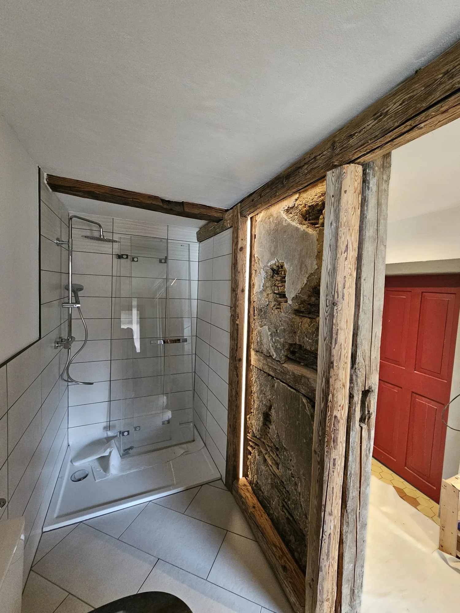 Badezimmer mit historischem Sichtmauerwerk in Aargau — Probst-Bau Projekt (Bild 1)